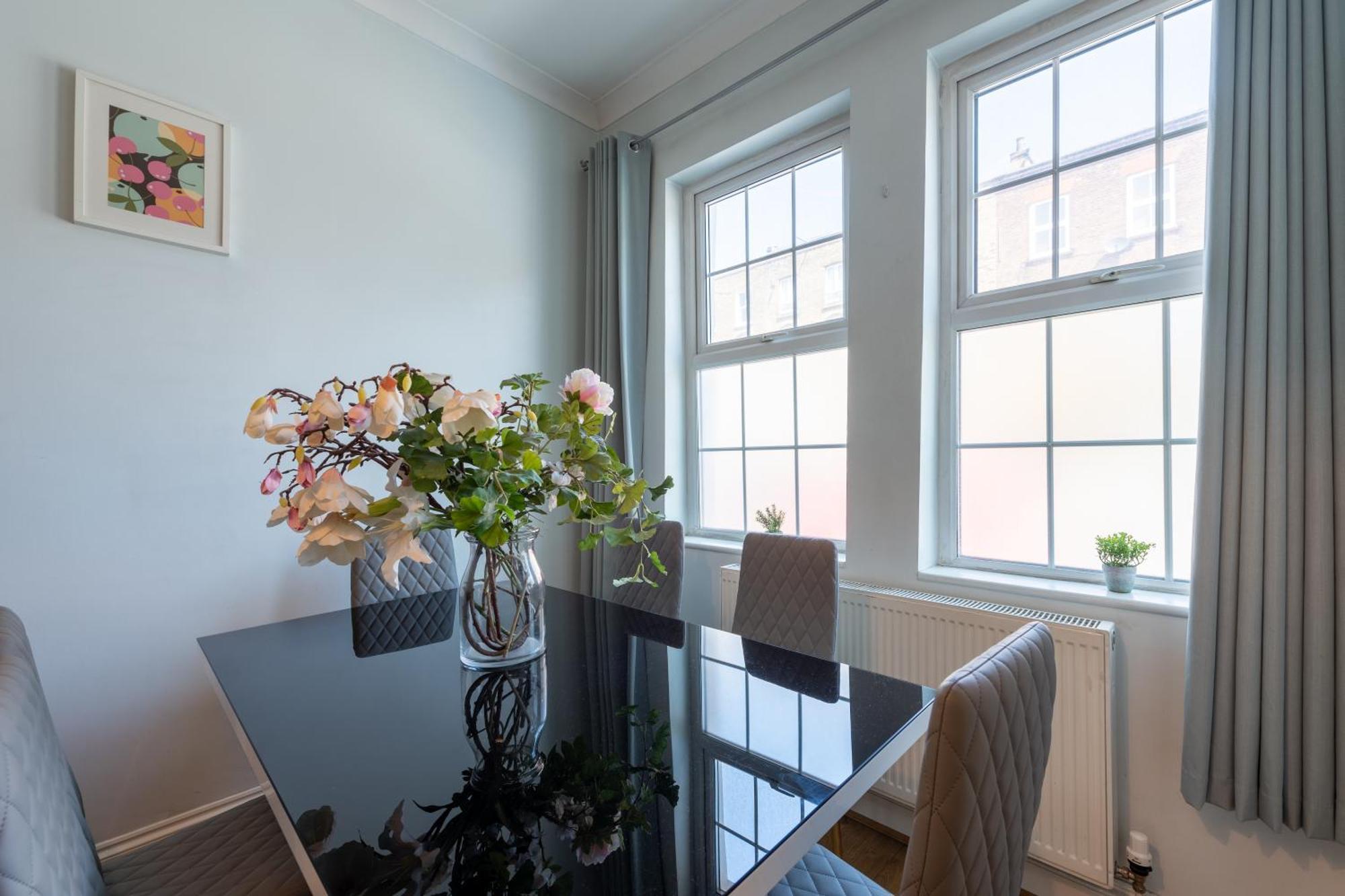 Spacious Comfy 2Br Flat ลอนดอน ภายนอก รูปภาพ