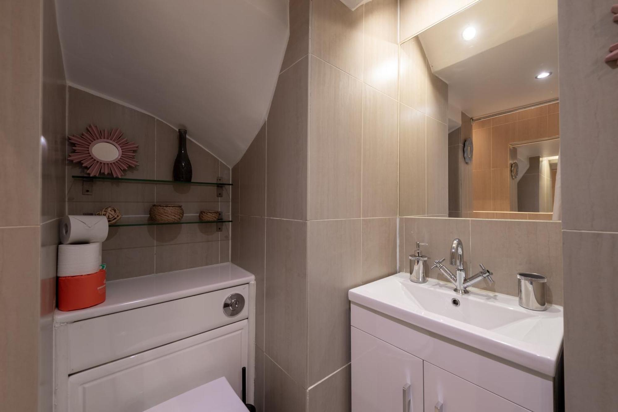 Spacious Comfy 2Br Flat ลอนดอน ภายนอก รูปภาพ