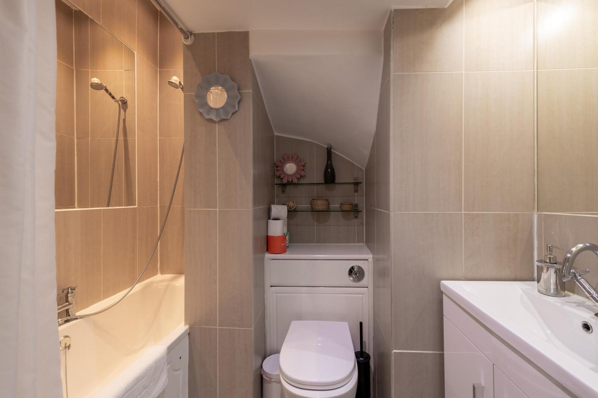 Spacious Comfy 2Br Flat ลอนดอน ภายนอก รูปภาพ
